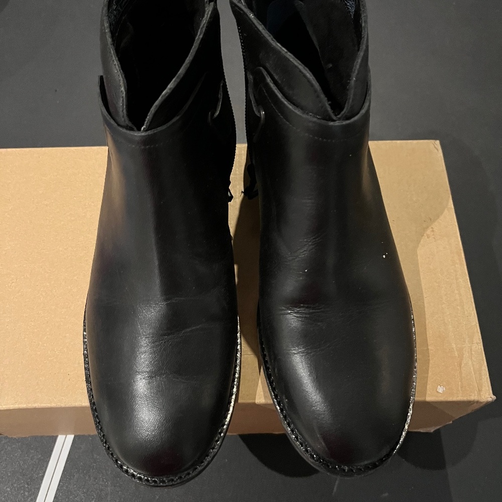 Brand new UGG Womens Barnett leather ankle boots